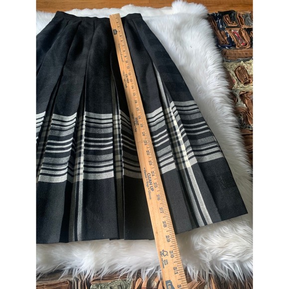 Edinburgh wool Skirt - Picture 3 of 7